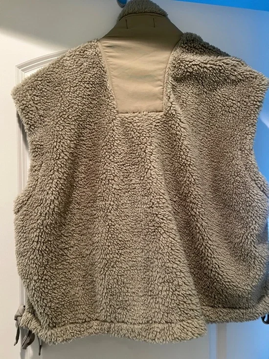 fab'rik sage green Sherpa Snap-Front Vest - Picture 3 of 4